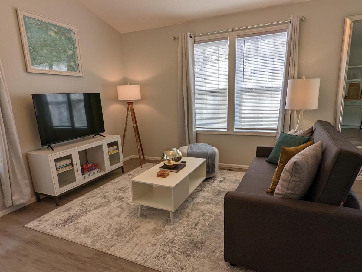 Contemporary 2-Bedroom Close To Downtown, Dining Eugene Esterno foto