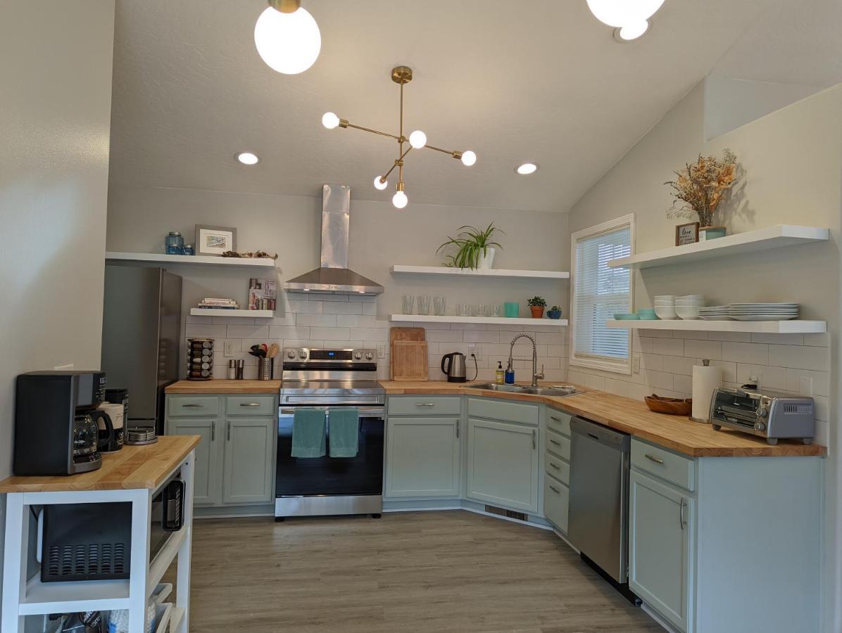 Contemporary 2-Bedroom Close To Downtown, Dining Eugene Esterno foto