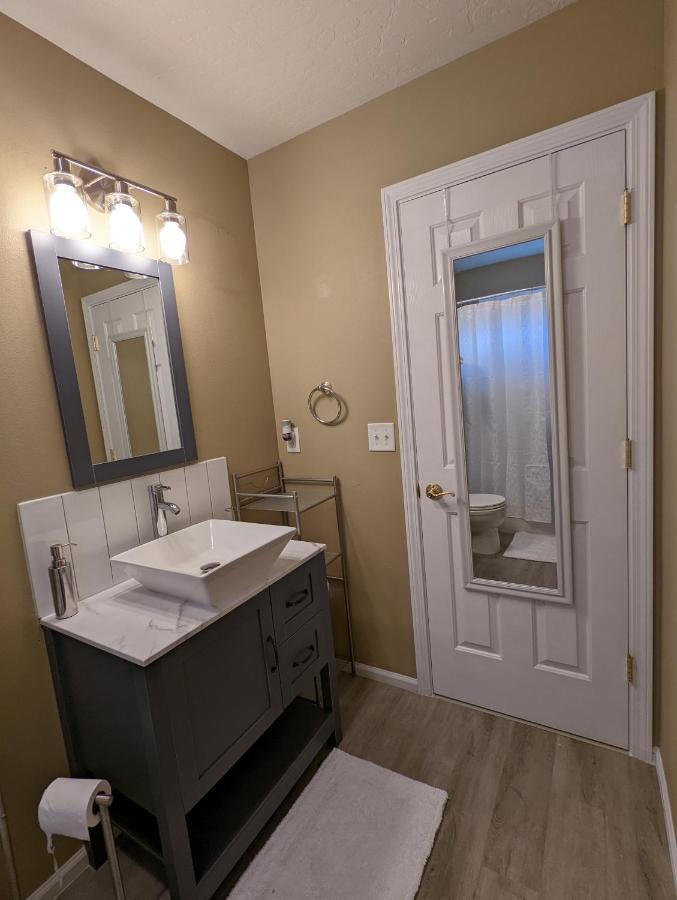 Contemporary 2-Bedroom Close To Downtown, Dining Eugene Esterno foto