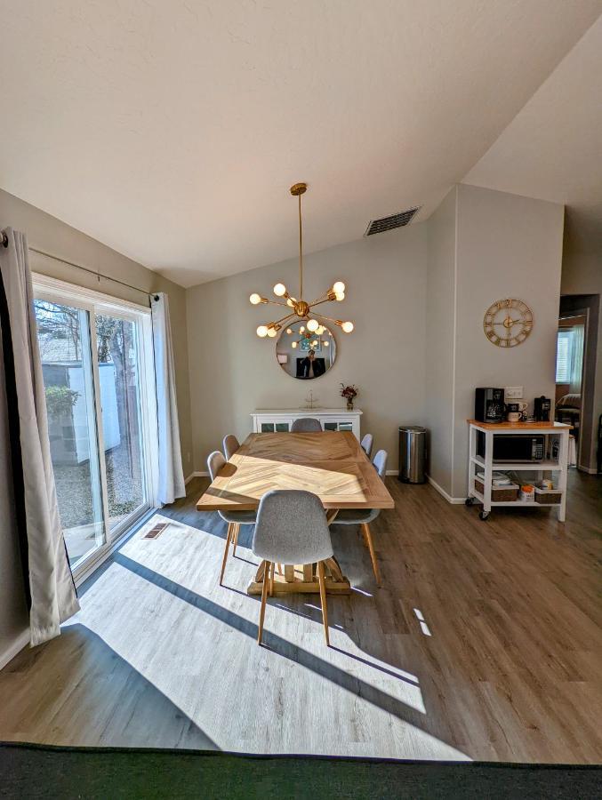 Contemporary 2-Bedroom Close To Downtown, Dining Eugene Esterno foto