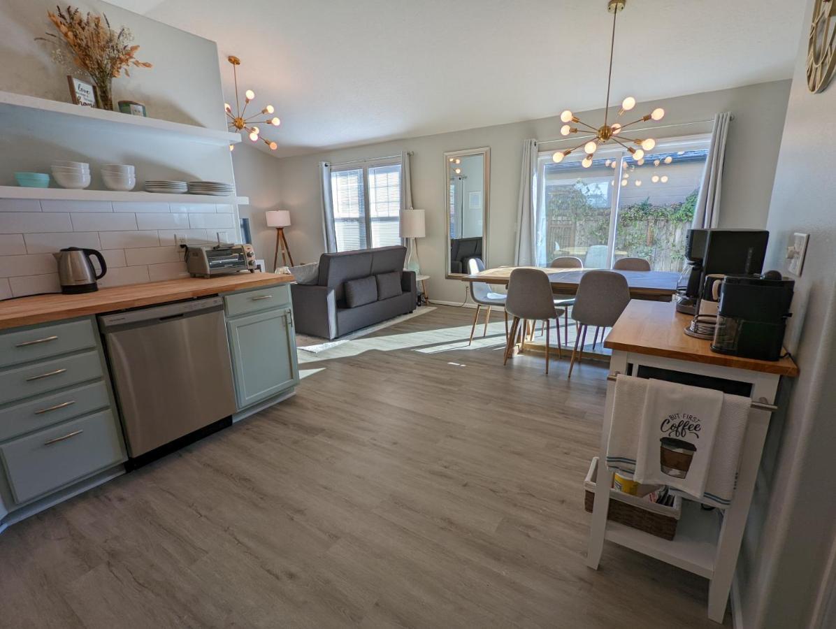 Contemporary 2-Bedroom Close To Downtown, Dining Eugene Esterno foto