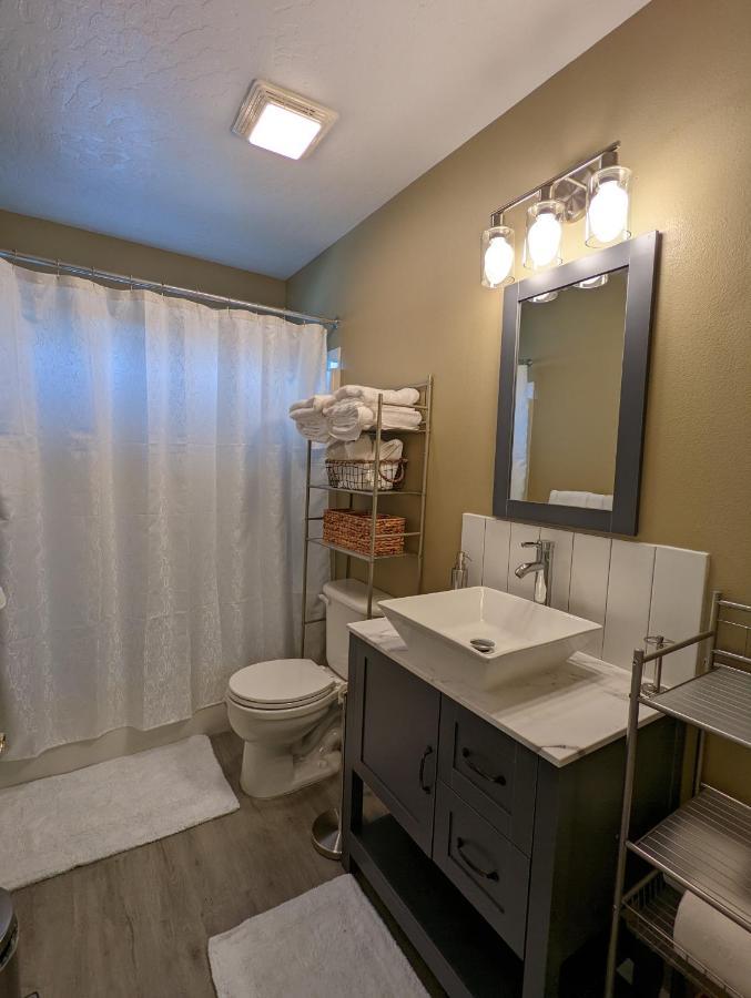 Contemporary 2-Bedroom Close To Downtown, Dining Eugene Esterno foto
